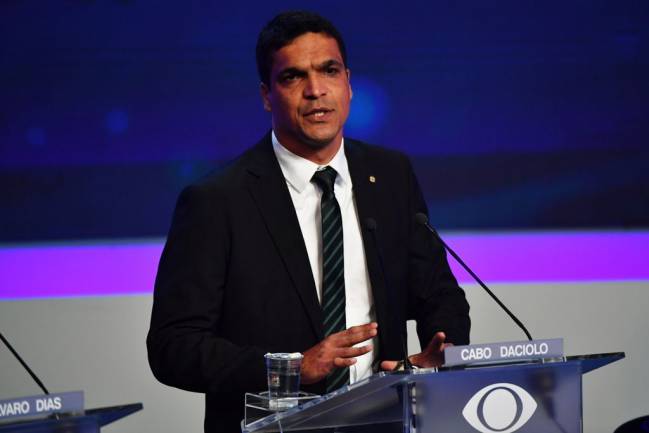 O deputado Cabo Daciolo, que tem se destacado na Câmara Federal por enfrentar a corrupção, citando nominalmente os políticos envolvidos em escandalos; por confrontar a bancada evangélica exigindo dela 'posicionamento de crentes', e por em seus discursos sempre invocar Deus como 'o único soberano e digno de toda honra e toda glória'